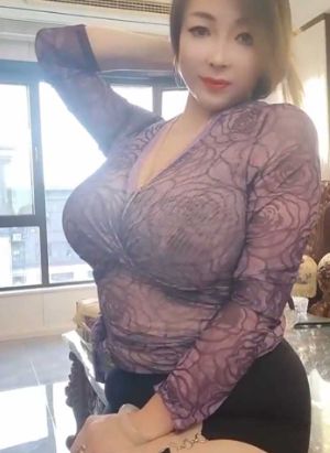 丰臀巨乳少妇