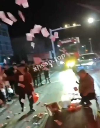 当街狂撒钱