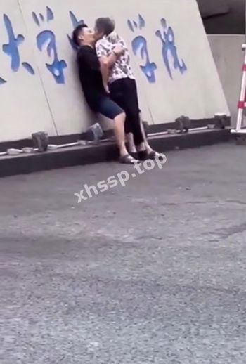 小伙与老太太