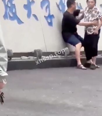 校门口激情热吻