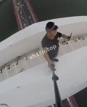 上半身赤裸男子