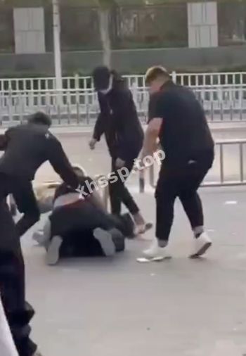 精神小伙当街杀人