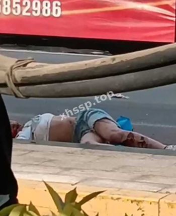 轿车撞向公交站台