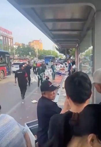 轿车撞向公交站台