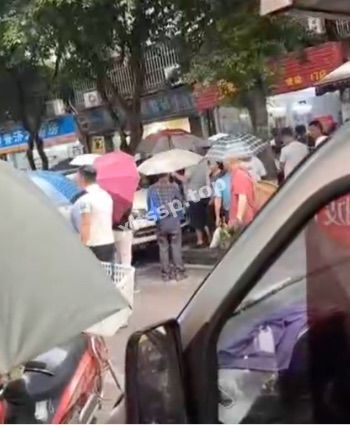监控拍下
